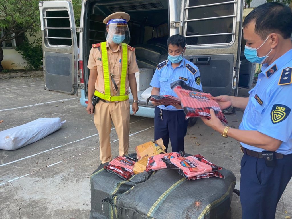 Lạng Sơn: Kịp thời ngăn chặn 860kg xúc xích nhập lậu đang trên đường vận chuyển, tiêu thụ image