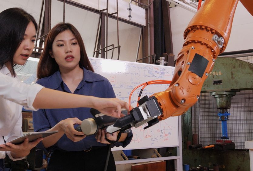 Ứng dụng AI trong giáo dục: Thúc đẩy phụ nữ tham gia STEM image