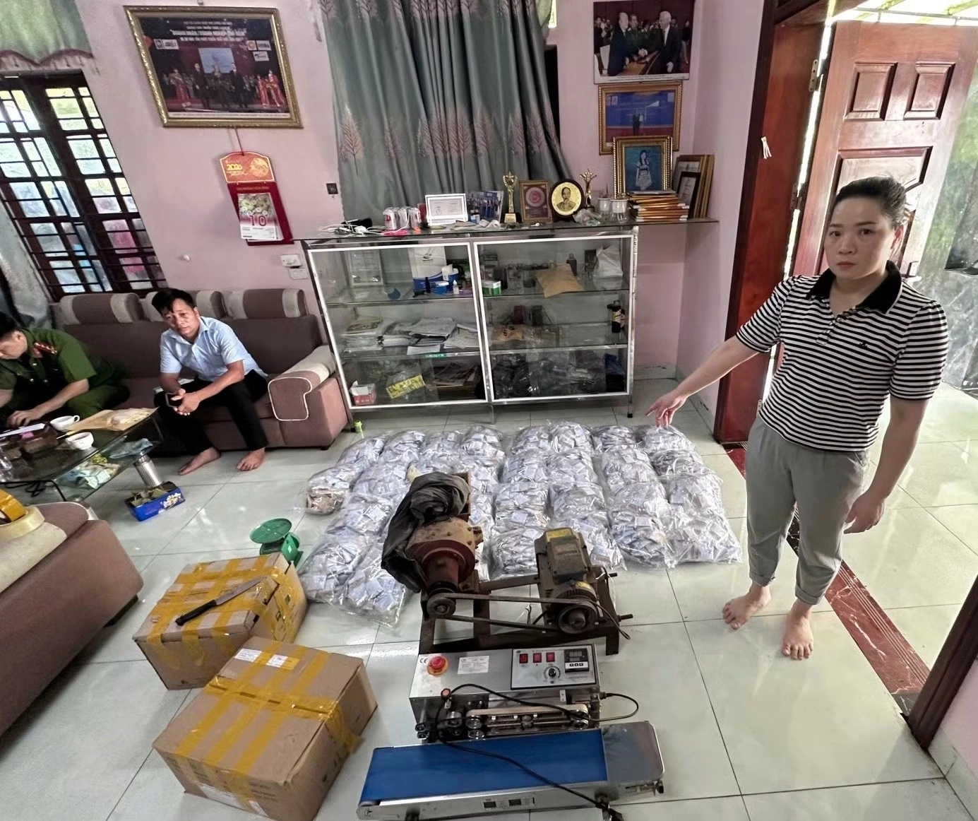TRỘN THUỐC GIẢM ĐAU VÀO HÀNG NGHÌN GÓI “ĐÔNG Y GIA TRUYỀN” ĐỂ BÁN CHO NGƯỜI BỆNH image