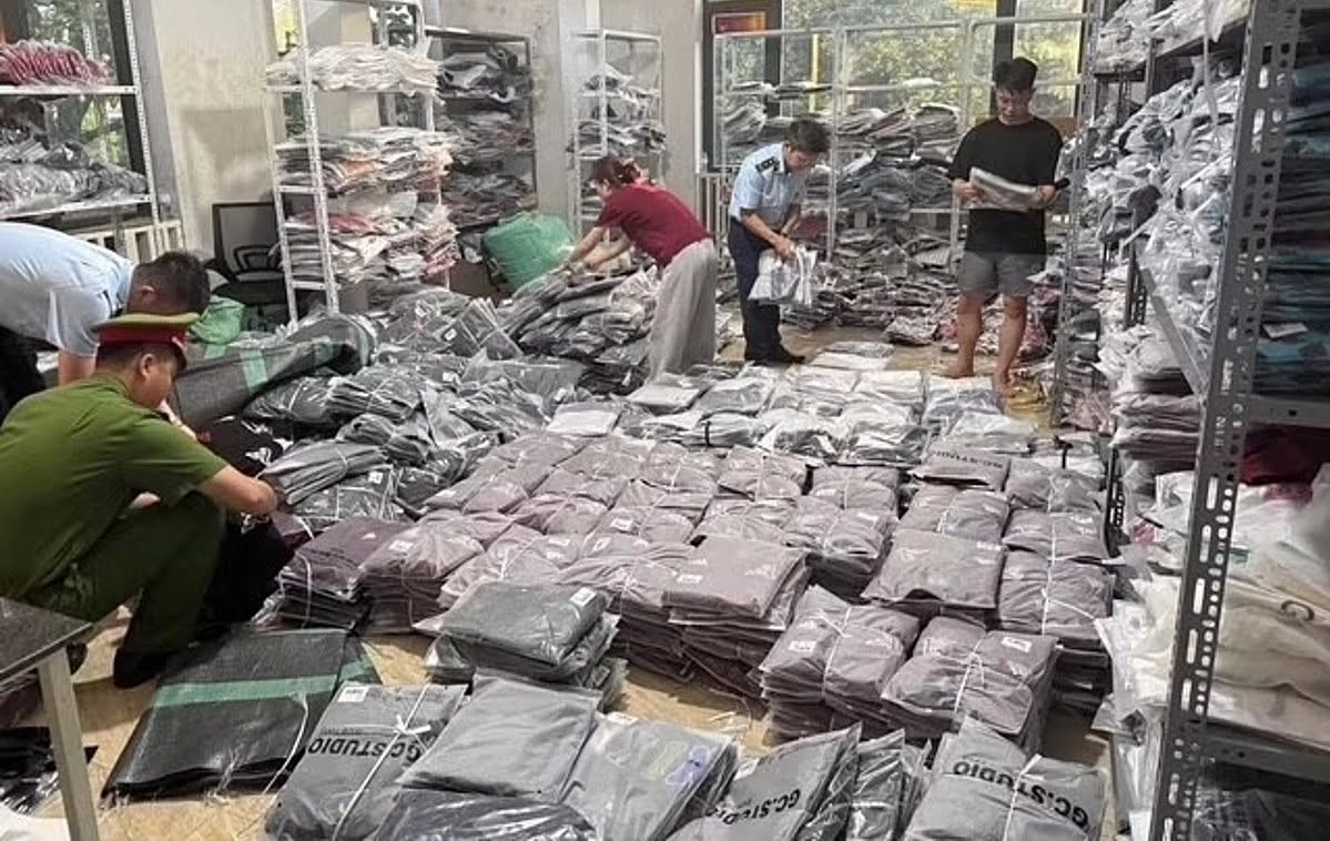 HÀ NỘI: PHÁT HIỆN HƠN 2.500 SẢN PHẨM QUẦN ÁO GIẢ MẠO NHIỀU THƯƠNG HIỆU NỔI TIẾNG image