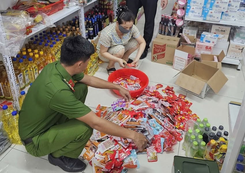 HƯNG YÊN: CÔNG AN XÃ A SÀO SIẾT CHẶT KIỂM TRA, XỬ LÝ HÀNG GIẢ VÀ HÀNG HÓA KHÔNG RÕ NGUỒN GỐC image