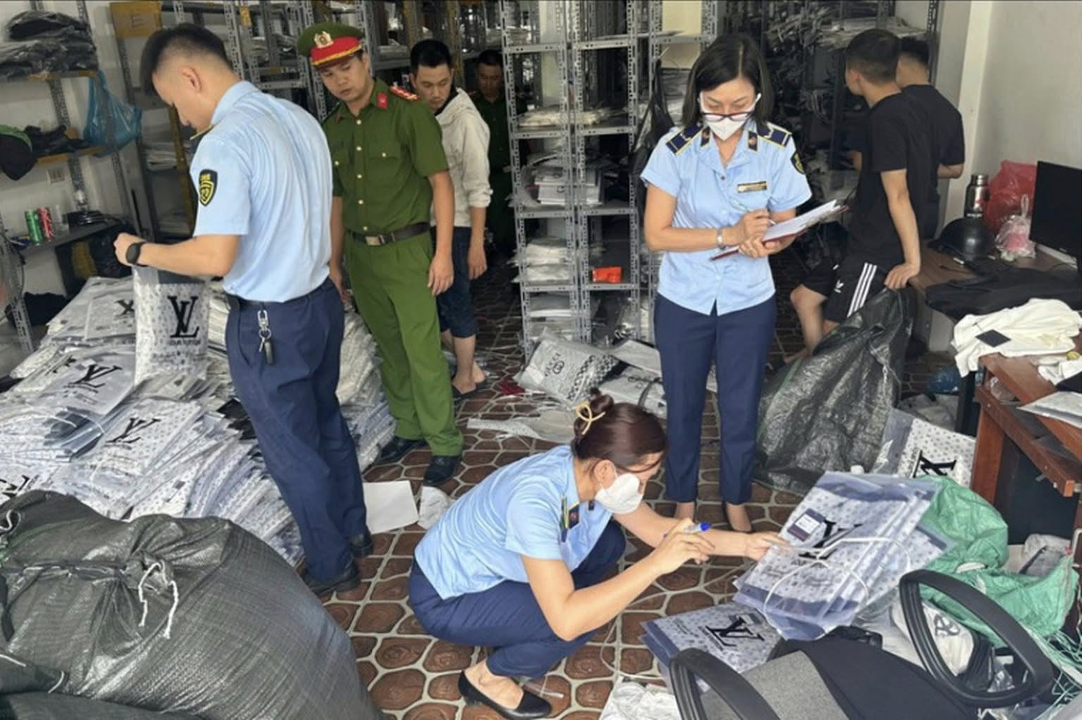 HÀNG GIẢ, GIAN LẬN THƯƠNG MẠI VẪN LÀ THÁCH THỨC LỚN TẠI HÀ NỘI image