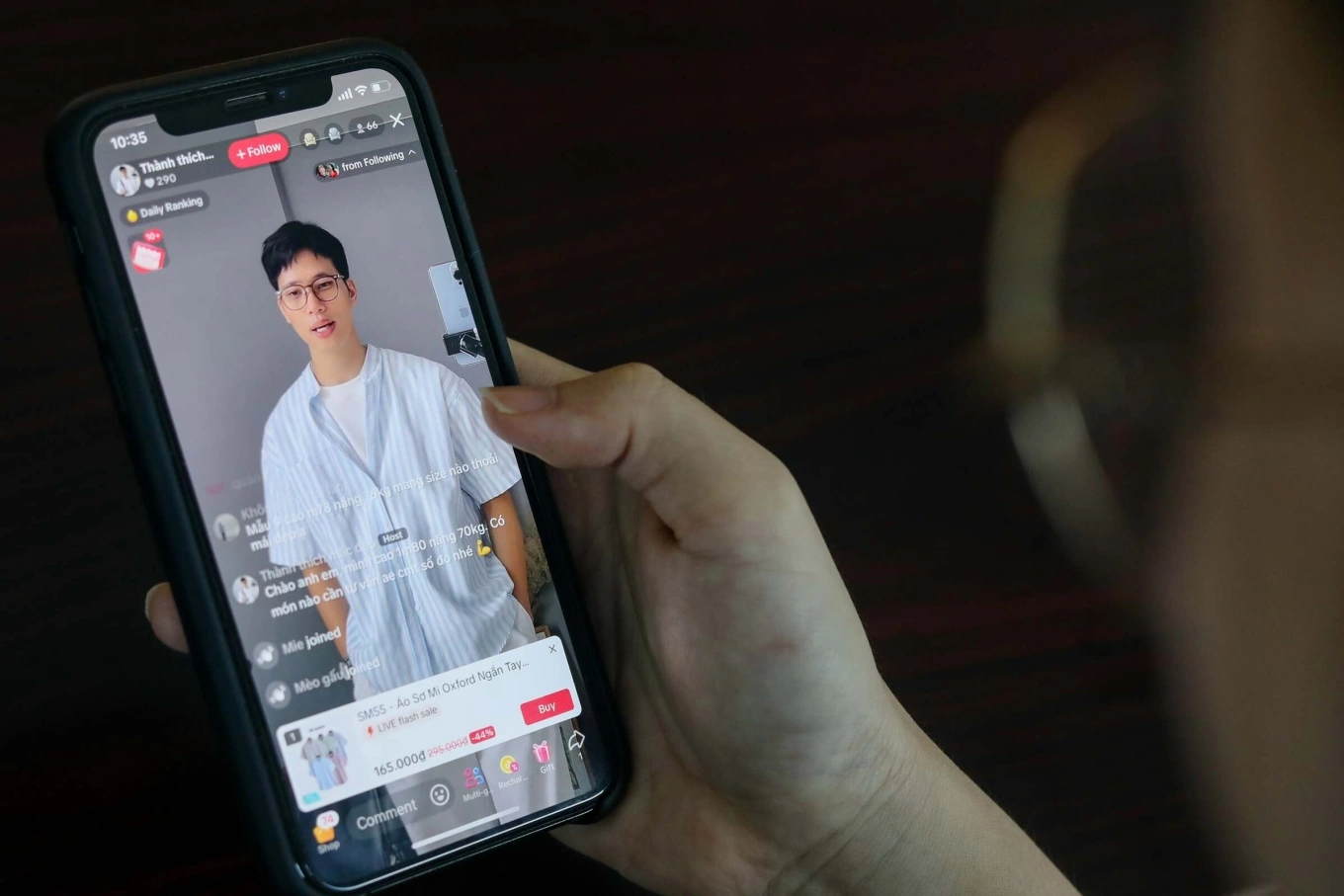 Người dùng mua sắm trên sàn thương mại điện tử