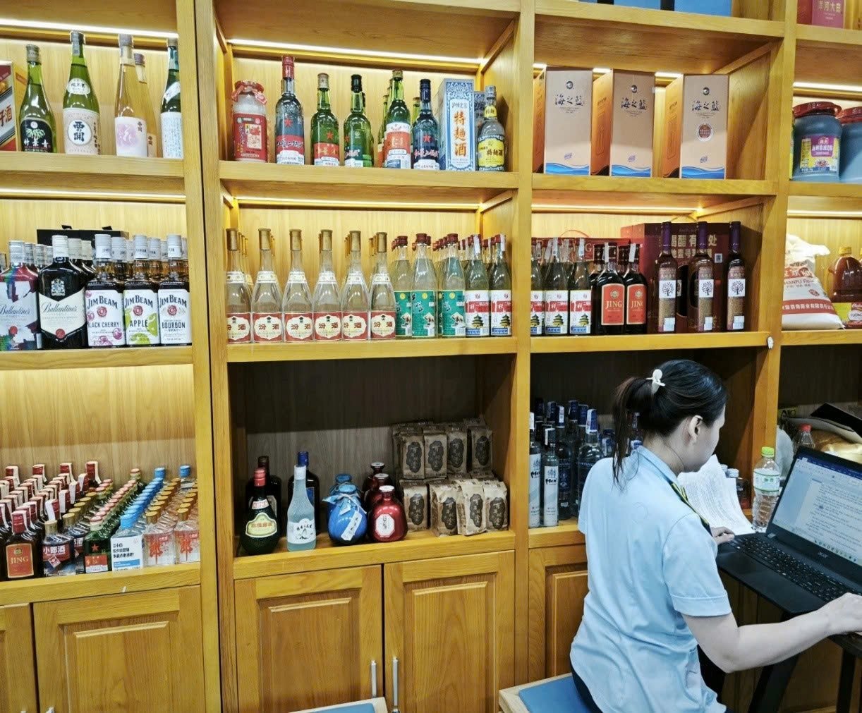 PHÁT HIỆN HƠN 2000 SẢN PHẨM RƯỢU, THUỐC LÁ KHÔNG RÕ NGUỒN GỐC TẠI MỘT CHUỖI CỬA HÀNG image