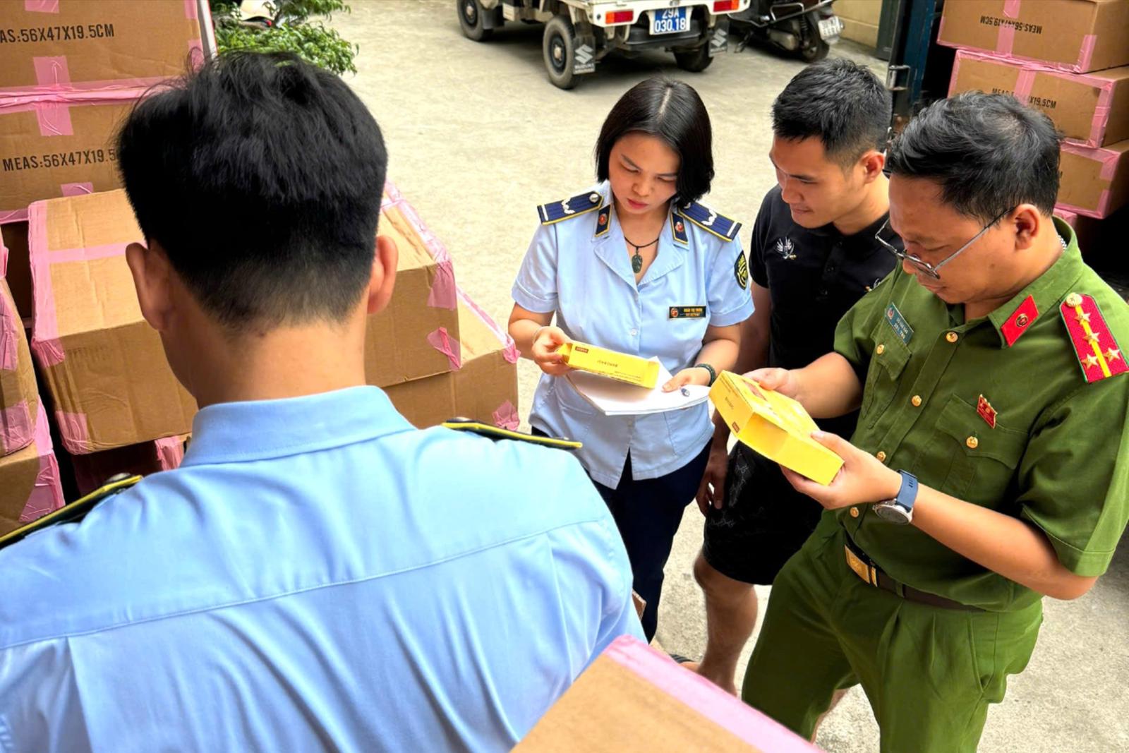 HÀ NỘI SIẾT KIỂM TRA CÁC ĐỊA BÀN TIỀM ẨN NGUY CƠ VỀ HÀNG GIẢ, XÂM PHẠM SỞ HỮU TRÍ TUỆ image