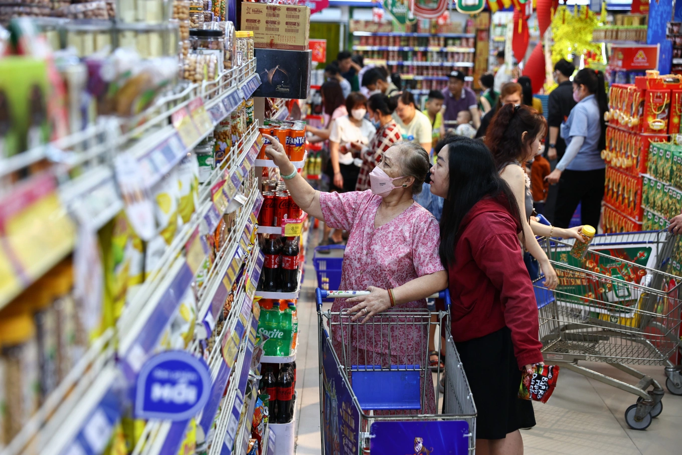 Người dân mua sắm tại siêu thị ở TP HCM