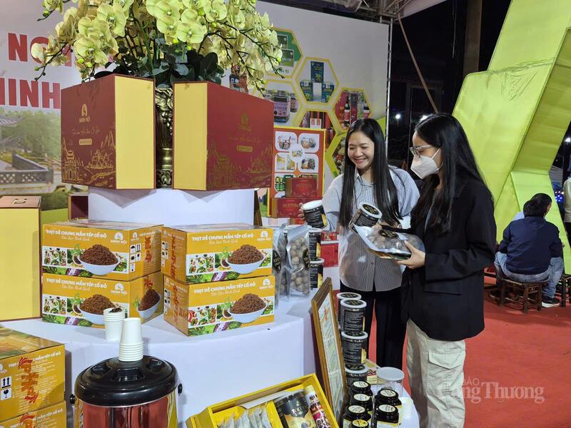 Du khách quan quan gian hàng của đơn vị tỉnh Ninh Bình