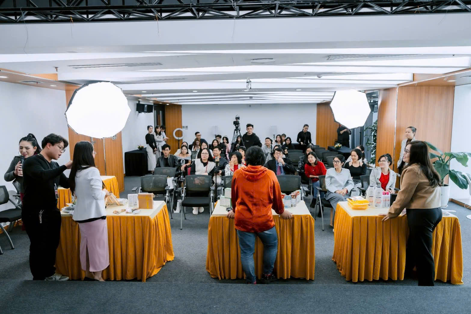 NGƯỜI LIVESTREAM BÁN HÀNG PHẢI ĐỊNH DANH, CẤM DÙNG NGÔN NGỮ, TRANG PHỤC TRÁI ĐẠO ĐỨC image