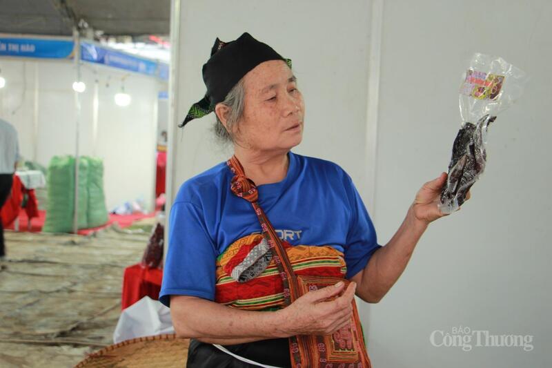 Bà Hà Thị Xen giới thiệu nhưng sản phẩm tiêu biểu mang đậm bản sắc xứ Thanh