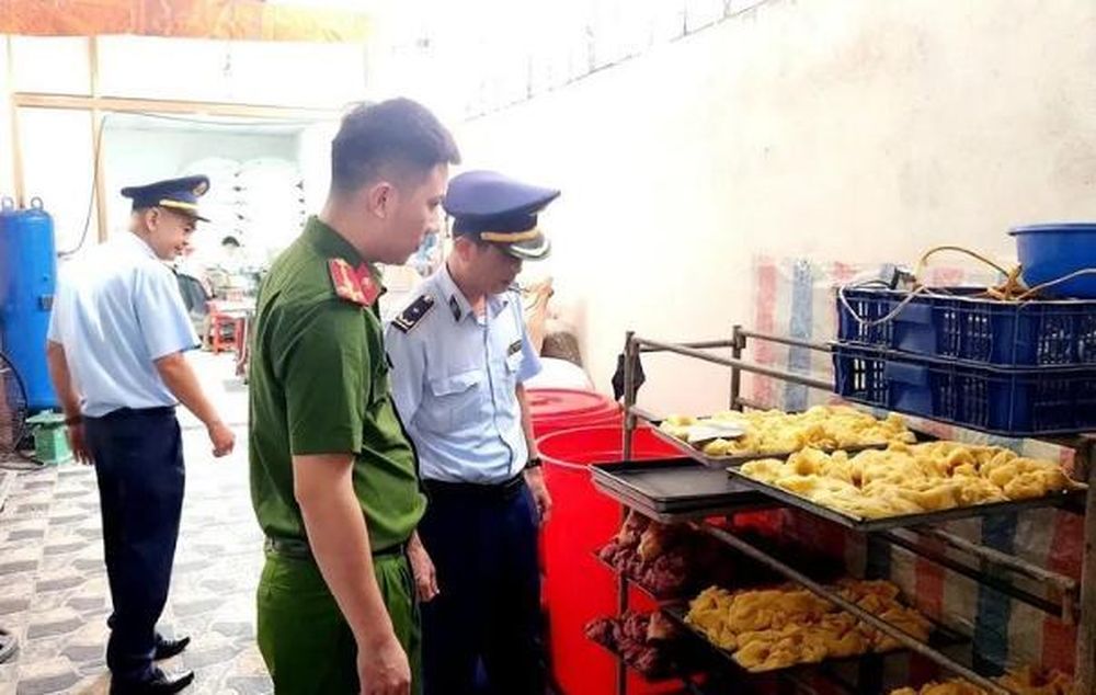 XỬ PHẠT CƠ SỞ SẢN XUẤT BÁNH TRUNG THU VI PHẠM VỆ SINH AN TOÀN THỰC PHẨM image