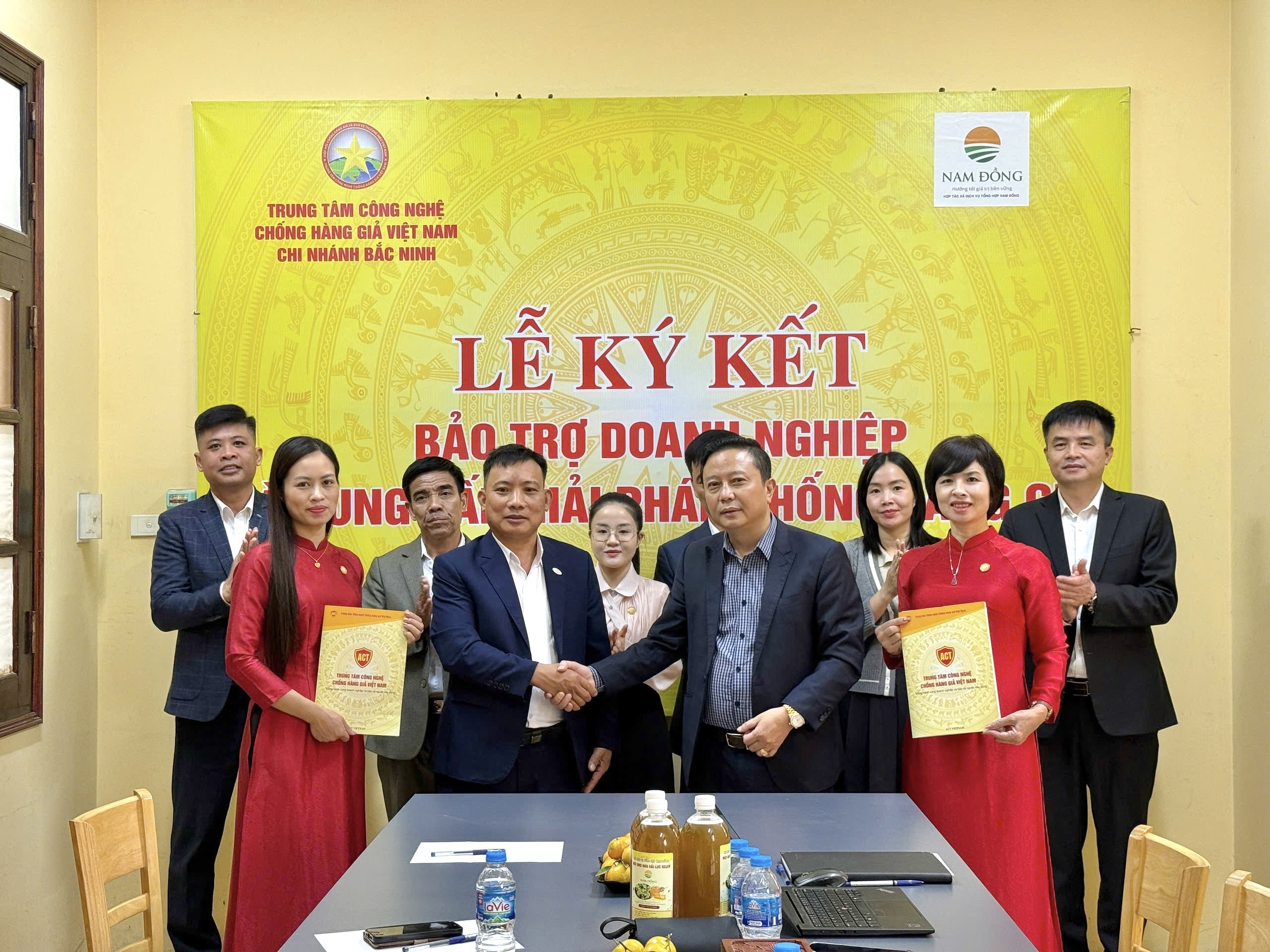 ACT KÝ KẾT BẢO TRỢ VỚI HỢP TÁC XÃ DỊCH VỤ TỔNG HỢP NAM ĐỒNG: CHUNG TAY BẢO VỆ THƯƠNG HIỆU NÔNG SẢN VIỆT image