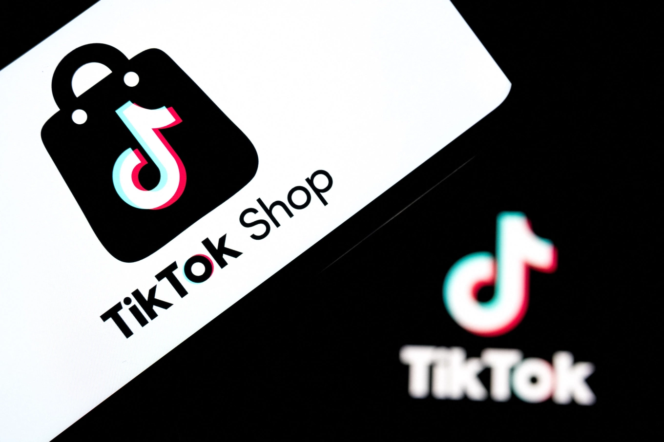 TIKTOK SHOP ĐỐI MẶT 'BÃO' SẢN PHẨM GIẢ DO AI image