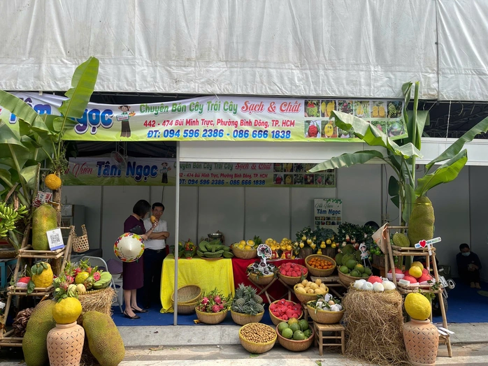 Một sạp trái cây được trang trí đẹp mắt tại phiên chợ