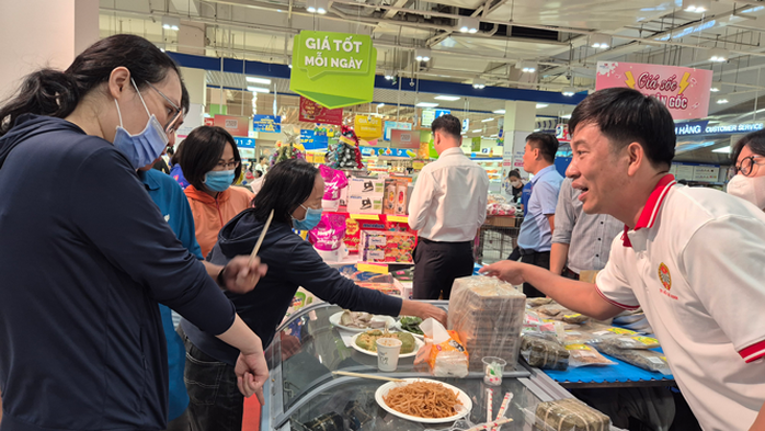 Bánh chưng, giò lụa... và nhiều mặt hàng Tết được giới thiệu tại Co.opmart Quang Trung (TP HCM)