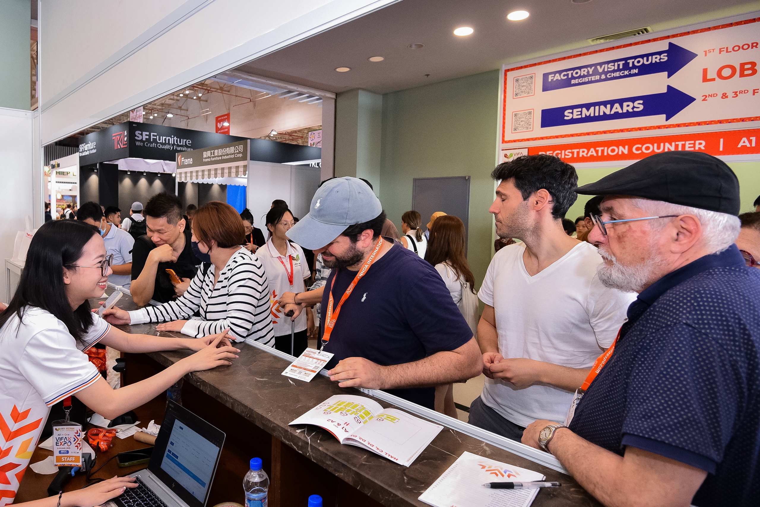 Khách mua hàng quốc tế tại VIFA EXPO 2025