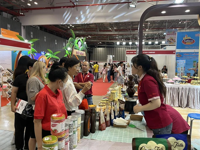 Dự báo Tết 2026: Sức mua không giảm, nhưng nhà bán lẻ buộc phải đổi cách bán.