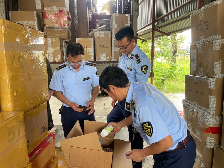 Năm 2025, các lực lượng chức năng, đơn vị, địa phương đã phát hiện, bắt giữ, xử lý hơn 123.000 vụ việc vi phạm về buôn lậu, gian lận thương mại và hàng giả. (Ảnh: Chinhphu.vn)