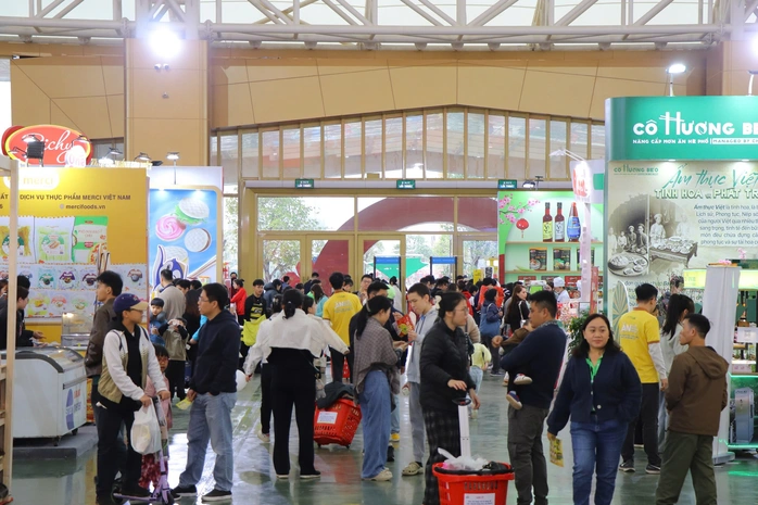 Hội chợ Mùa Xuân 2026 thu hút rất đông lượt khách tới tham quan, mua sắm