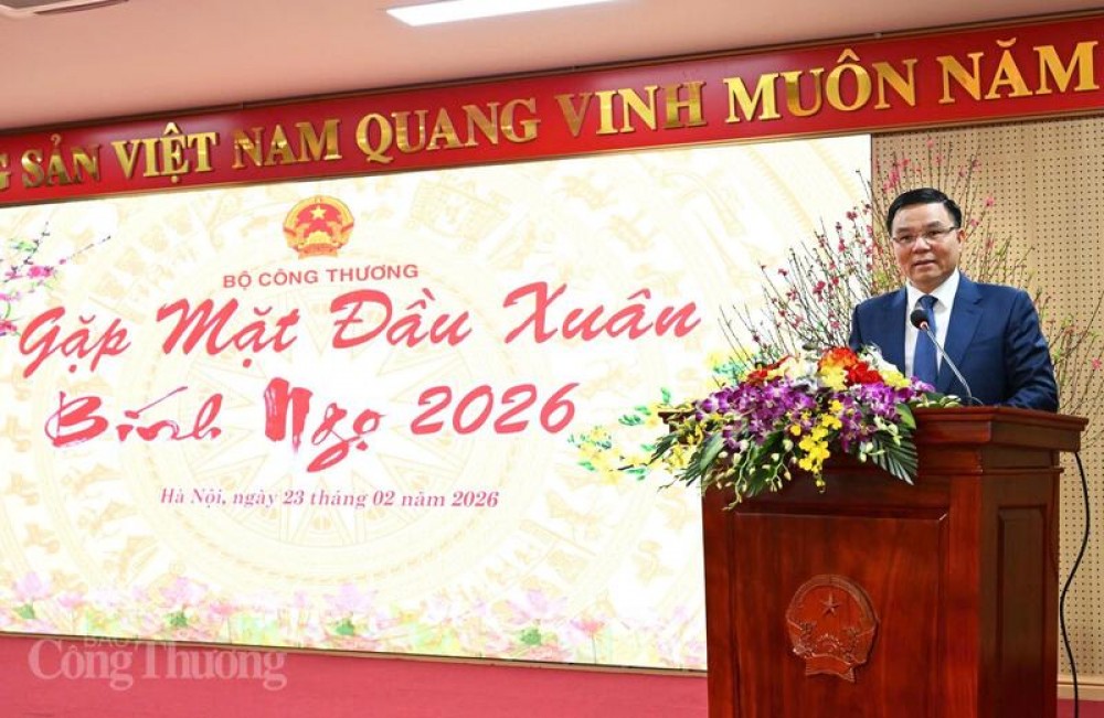 Quyền Bộ trưởng Lê Mạnh Hùng phát biểu, nêu nhiệm vụ trong buổi gặp mặt đầu xuân Bính Ngọ 2026. 