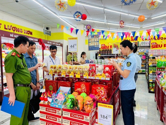 HÀ NỘI TĂNG CƯỜI 'LÁ CHẮN AN TOÀN THỰC PHẨM' CHO MÙA TẾT image