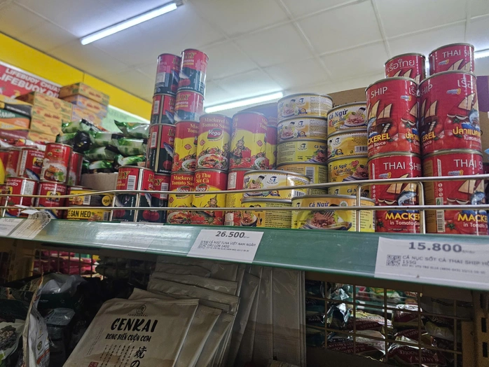Khu vực kinh doanh đồ hộp của một siêu thị sáng nay 12-1