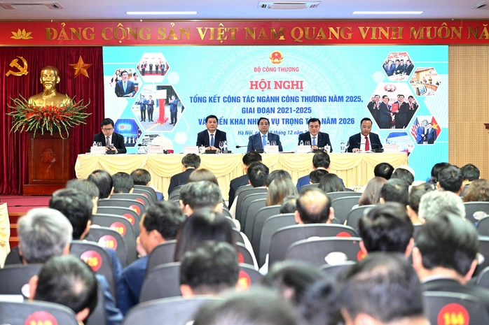 Thủ tướng Phạm Minh Chính (giữa) dự hội nghị