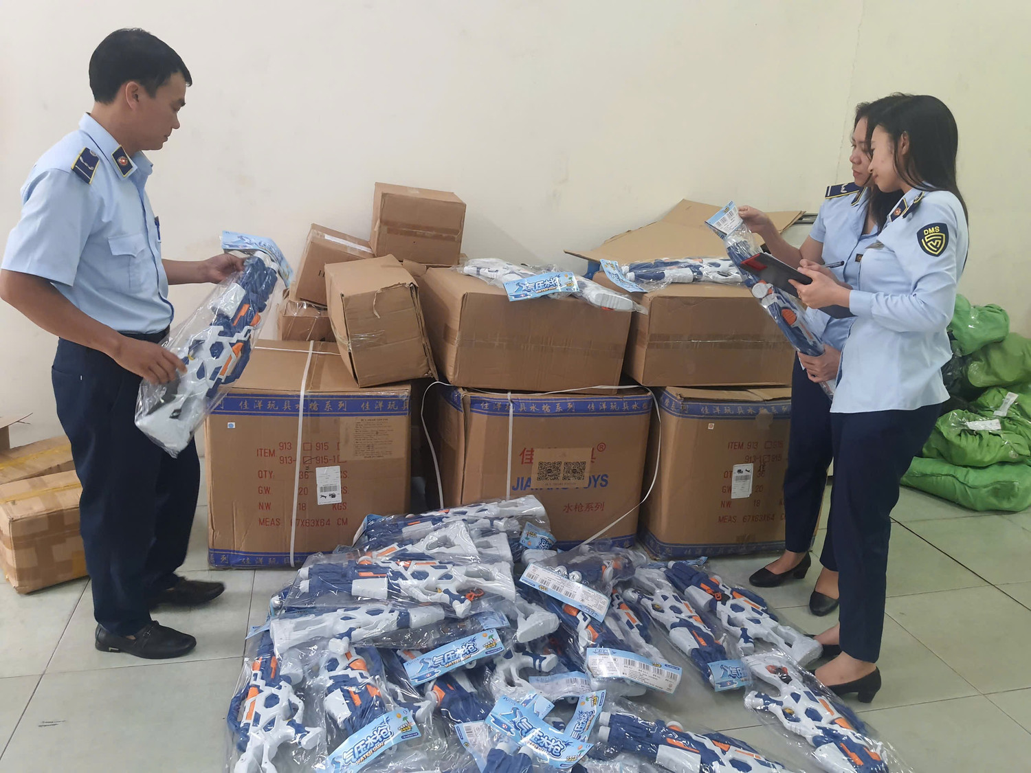 HÀ NỘI LIÊN TIẾP PHÁT HIỆN CÁC CƠ SỞ KINH DOANH HÀNG NHẬP LẬU image