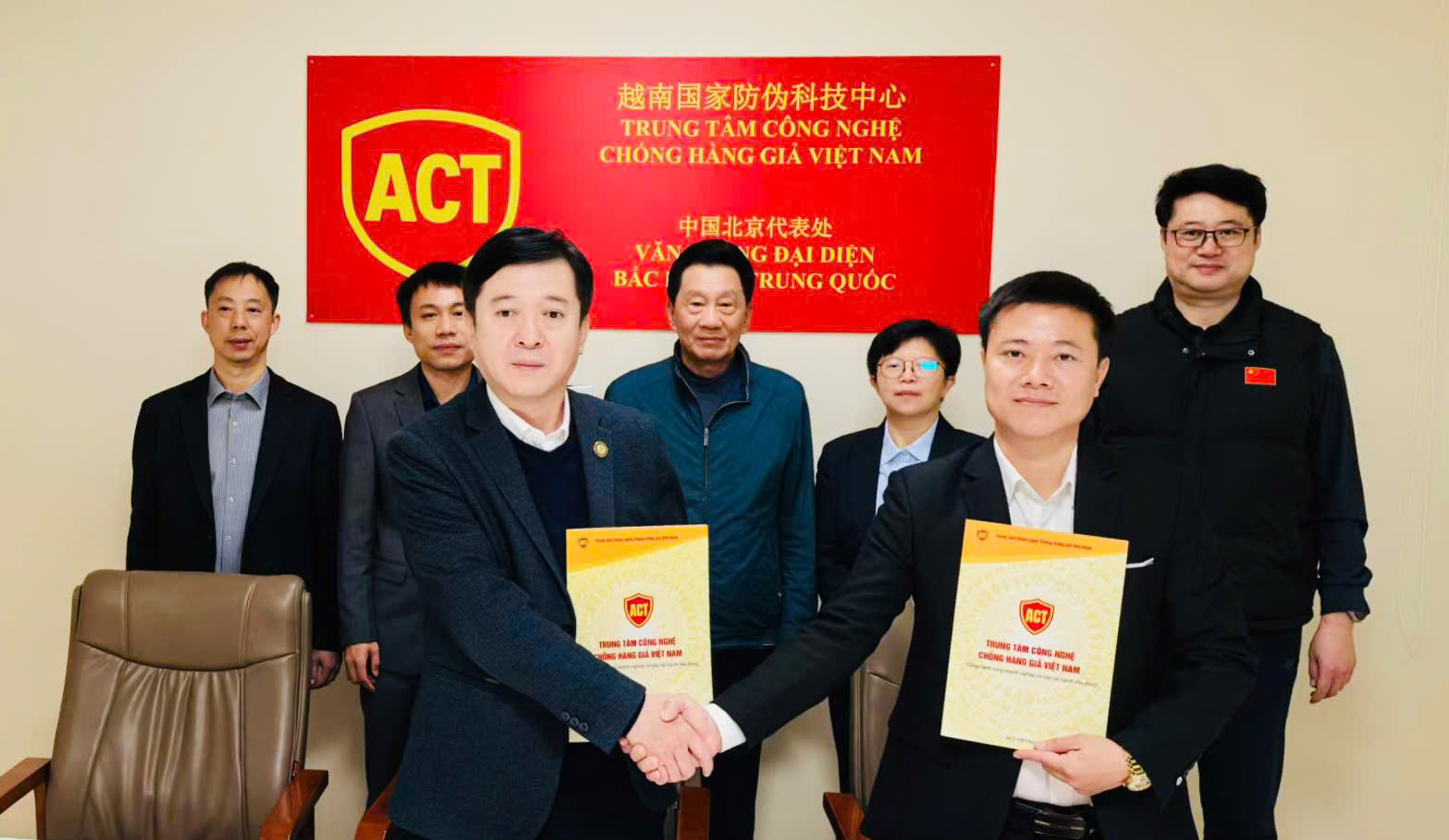 Ông Vũ Huy Tùng - Quyền GĐ Trung tâm Công nghệ Chống hàng giả Việt Nam (bên phải) trao quyết định thành lập