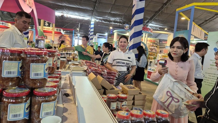 Sắm Tết sớm ở hội chợ